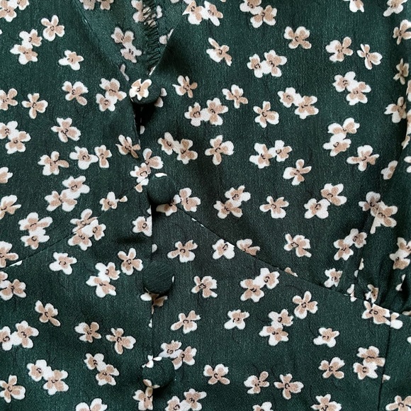 Dark Green v-neck floral top - Picture 4 of 4